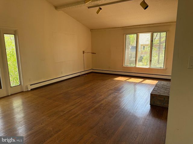 11627 PINE TREE DR, Fairfax, VA 22033