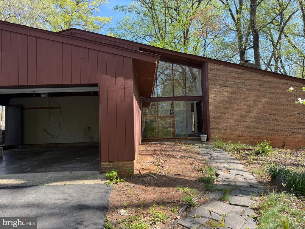 11627 PINE TREE DR, Fairfax, VA 22033