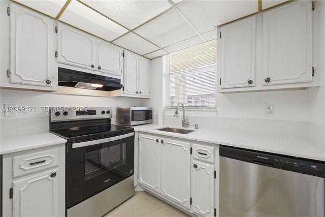 104 Paradise Harbour Blvd 114, North Palm Beach, FL 33408