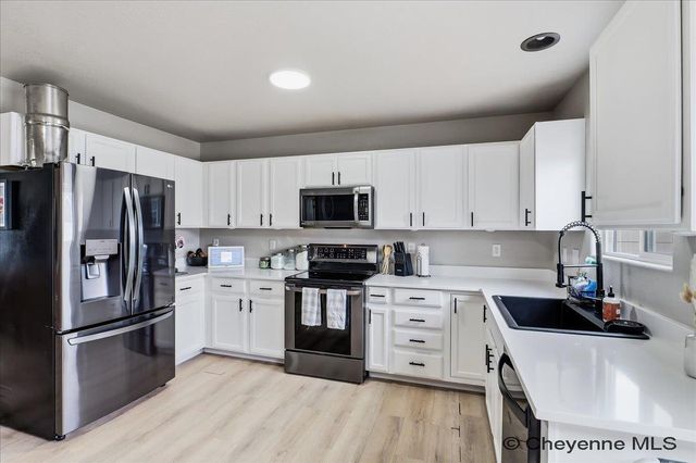 5404 LIZ RANCH RD, Cheyenne, WY 82007