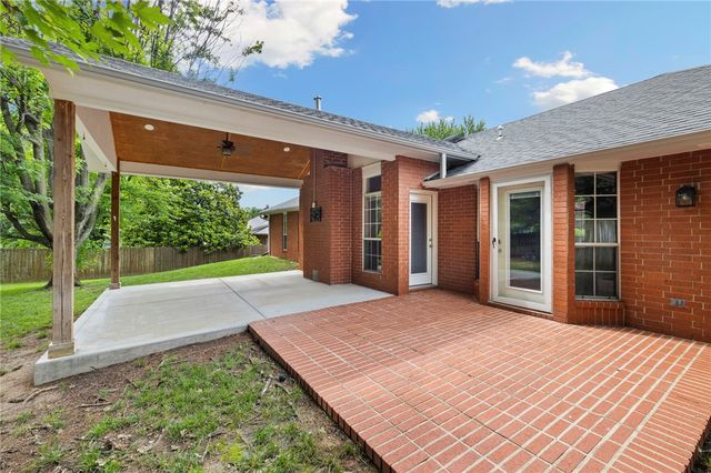 2751 Meandering Way, Fayetteville, AR 72701