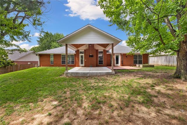 2751 Meandering Way, Fayetteville, AR 72701