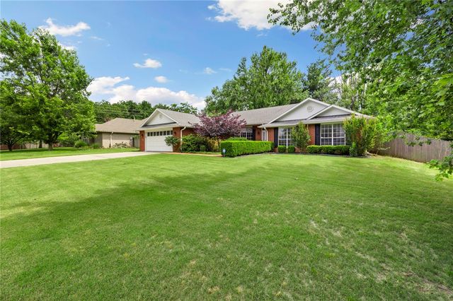 2751 Meandering Way, Fayetteville, AR 72701