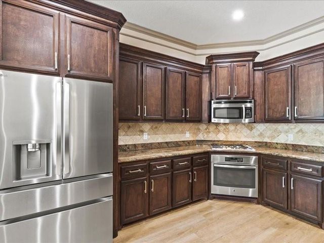 6202 Sugar Bush Drive, Magnolia, TX 77354