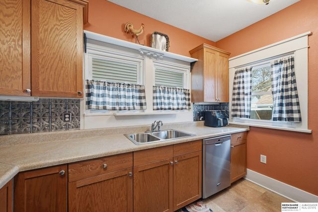 2142 Lake Street, Lincoln, NE 68502