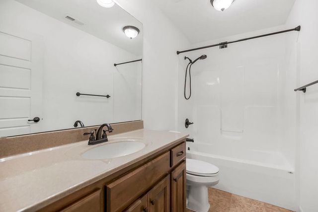 860 Meadowlark Court, Lansing, KS 66043