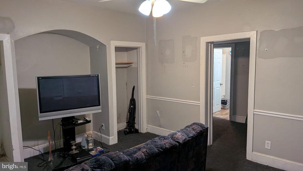 1105 W AIRY ST, NORRISTOWN, PA 19401 — photo 5