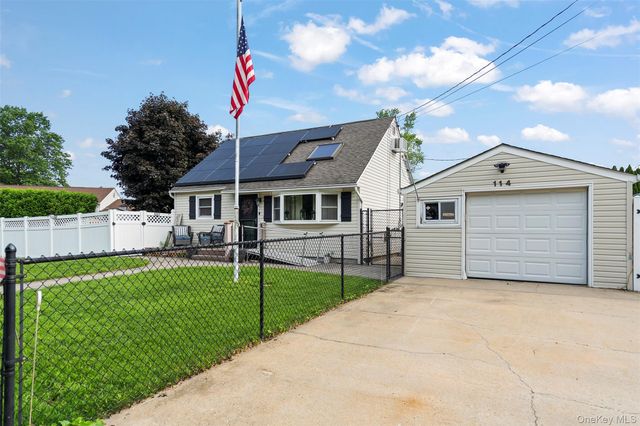 114 5th Street, Lindenhurst, NY 11757