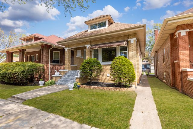 8109 S Marquette Avenue, Chicago, IL 60617