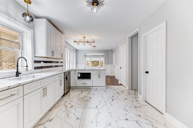 8109 S Marquette Avenue, Chicago, IL 60617