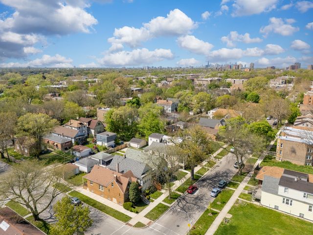 8109 S Marquette Avenue, Chicago, IL 60617