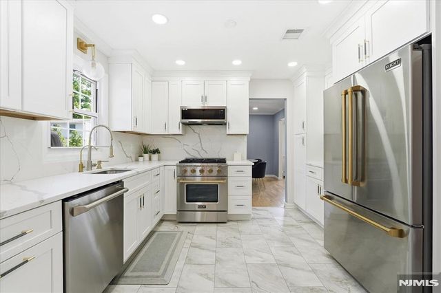 6 Giegel Court, Wyckoff, NJ 07481