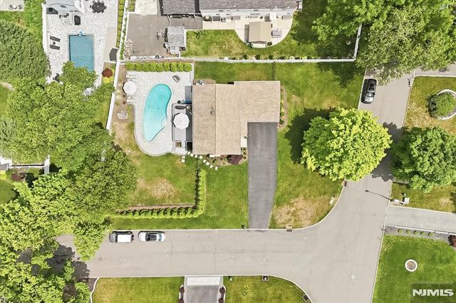 6 Giegel Court, Wyckoff, NJ 07481