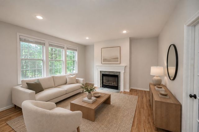 5 Bay Farm Ln, Grafton, MA 01560