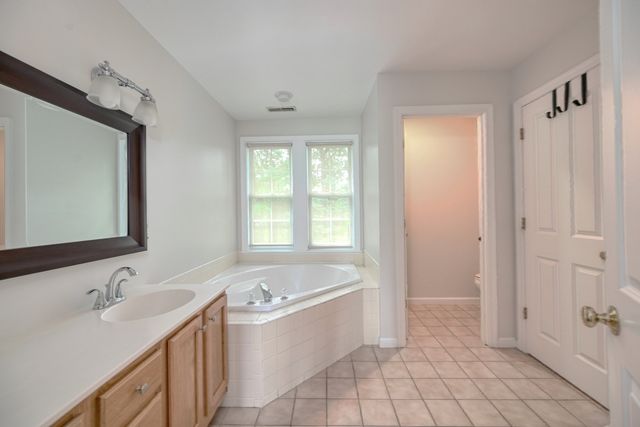 5 Bay Farm Ln, Grafton, MA 01560
