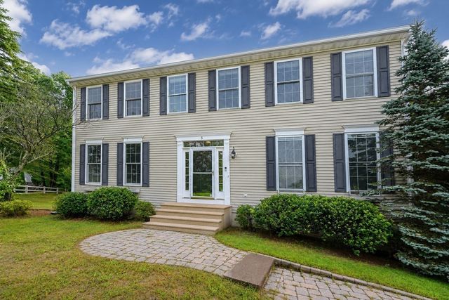 5 Bay Farm Ln, Grafton, MA 01560