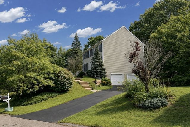 5 Bay Farm Ln, Grafton, MA 01560