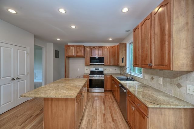 5 Bay Farm Ln, Grafton, MA 01560