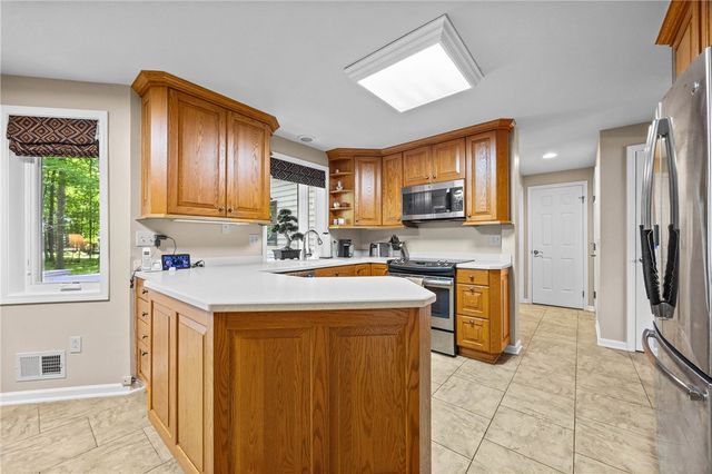 54 Larkwood Dr, Greece, NY 14626
