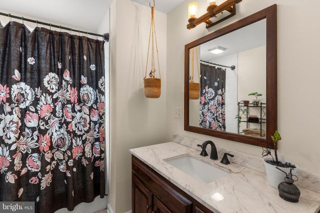 2502 HONEYSUCKLE LN, Lancaster, PA 17603