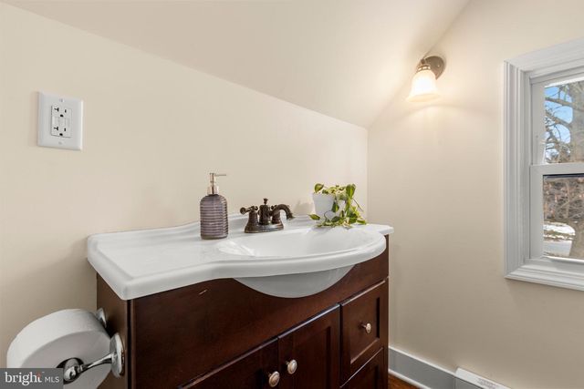 2502 HONEYSUCKLE LN, Lancaster, PA 17603