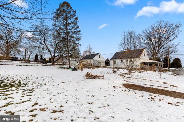 2502 HONEYSUCKLE LN, Lancaster, PA 17603