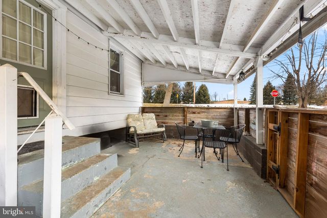 2502 HONEYSUCKLE LN, Lancaster, PA 17603