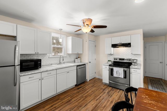 2502 HONEYSUCKLE LN, Lancaster, PA 17603