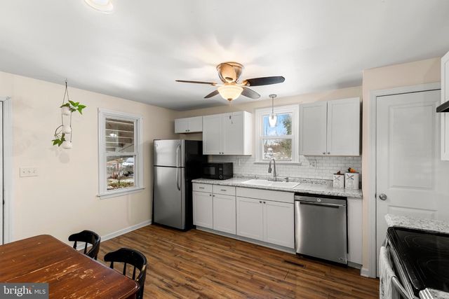 2502 HONEYSUCKLE LN, Lancaster, PA 17603