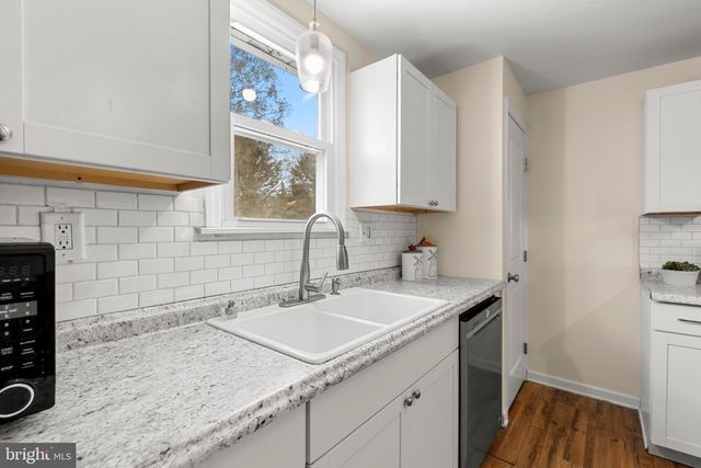 2502 HONEYSUCKLE LN, Lancaster, PA 17603