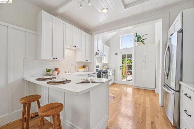 491 Mcauley St, Oakland, CA 94609