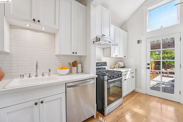 491 Mcauley St, Oakland, CA 94609