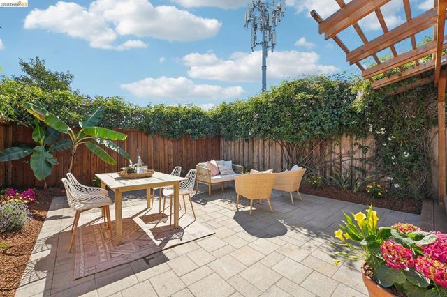 491 Mcauley St, Oakland, CA 94609