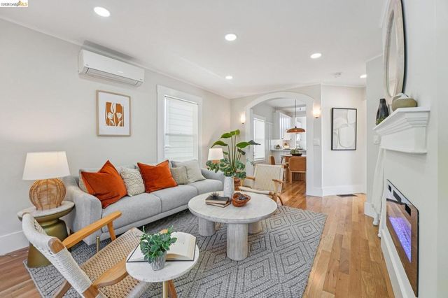 491 Mcauley St, Oakland, CA 94609