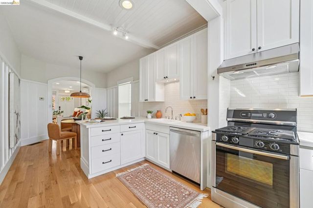 491 Mcauley St, Oakland, CA 94609