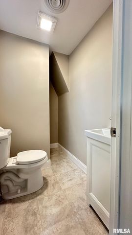 143 E CLINTON Street, Rushville, IL 62681