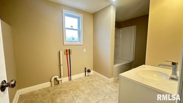 143 E CLINTON Street, Rushville, IL 62681