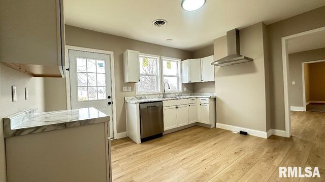 143 E CLINTON Street, Rushville, IL 62681