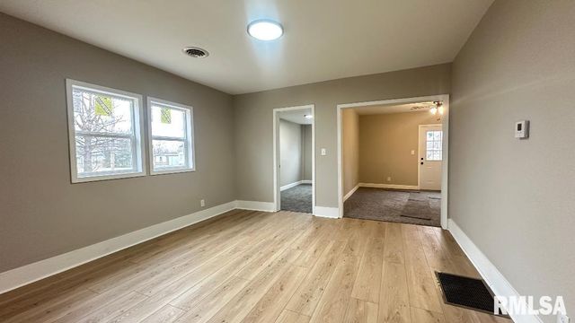 143 E CLINTON Street, Rushville, IL 62681