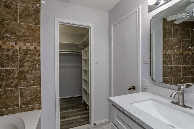 8123 Big Oak Trail Drive, Houston, TX 77040