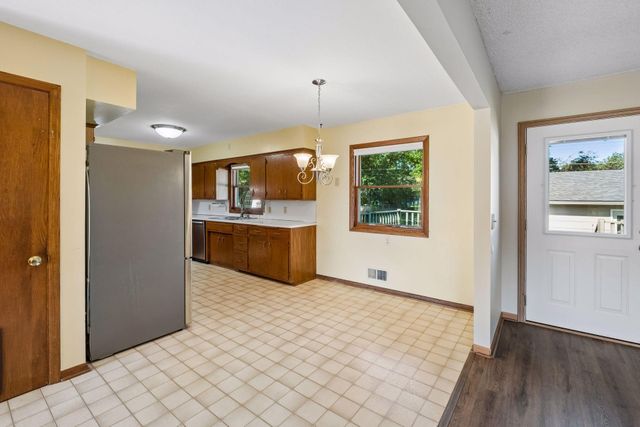 702 Madison Street S, Shakopee, MN 55379