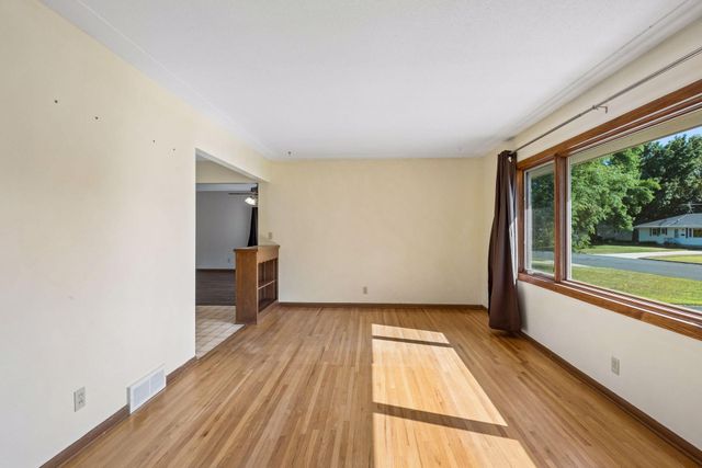 702 Madison Street S, Shakopee, MN 55379