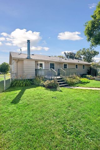 702 Madison Street S, Shakopee, MN 55379