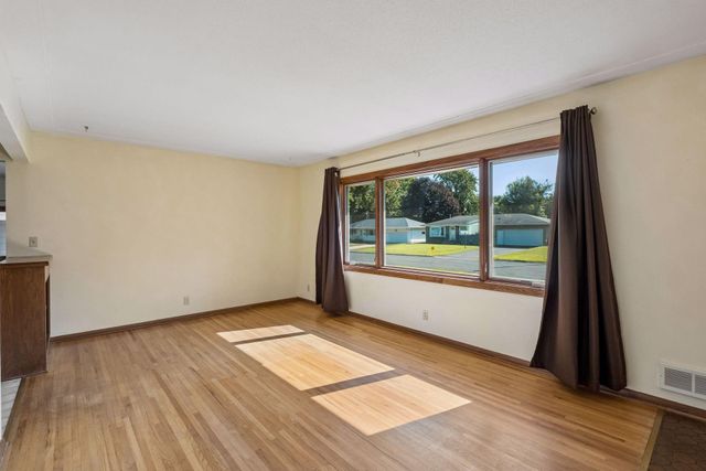 702 Madison Street S, Shakopee, MN 55379