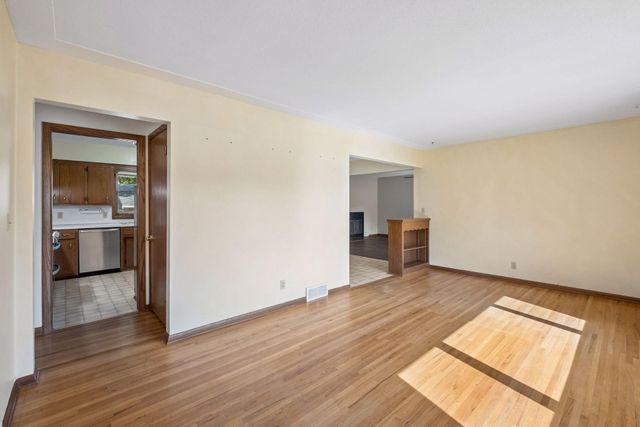 702 Madison Street S, Shakopee, MN 55379