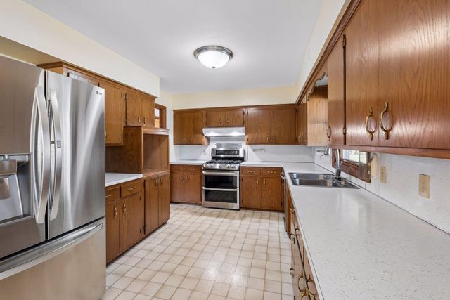 702 Madison Street S, Shakopee, MN 55379