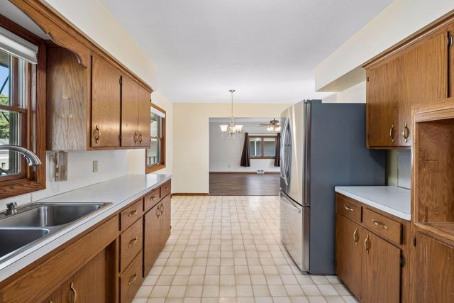 702 Madison Street S, Shakopee, MN 55379