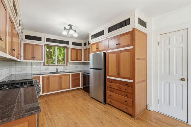 155 Amity St, Amherst, MA 01002