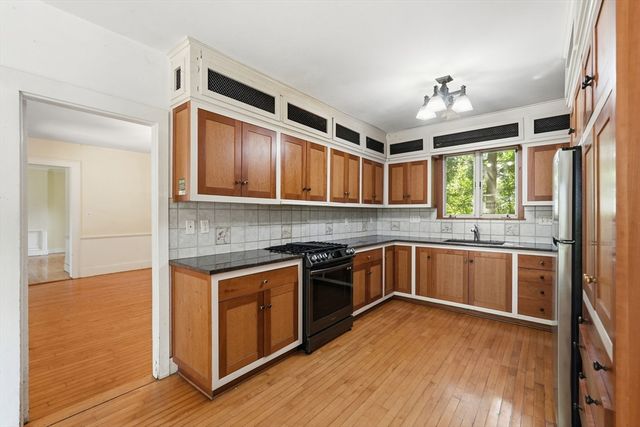 155 Amity St, Amherst, MA 01002