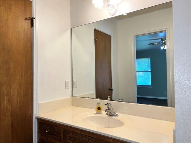 209 Oak Crest LN, Georgetown, TX 78628